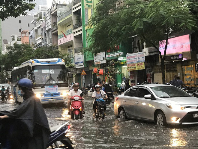 Triều cường tấn công vào trung tâm TP HCM